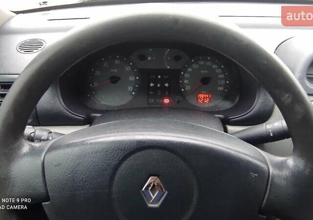 Красный Рено Clio Symbol, объемом двигателя 1.39 л и пробегом 198 тыс. км за 3399 $, фото 6 на Automoto.ua