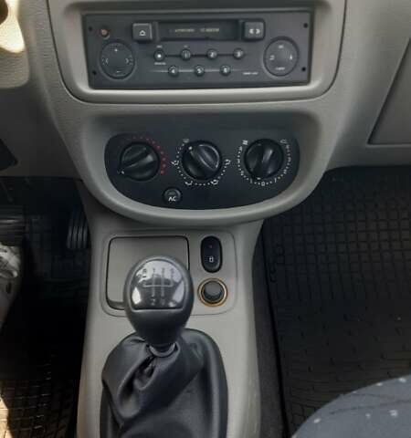 Красный Рено Clio Symbol, объемом двигателя 1.4 л и пробегом 138 тыс. км за 3600 $, фото 11 на Automoto.ua