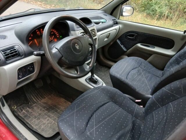 Рено Clio Symbol 2005 в Черняхове на Automoto.ua Красный Рено Clio Symbol, объемом двигателя 1.4 л и пробегом 71 тыс. км за 2750 $, фото 5 на Automoto.ua