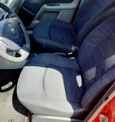 Красный Рено Clio Symbol, объемом двигателя 1.4 л и пробегом 138 тыс. км за 3600 $, фото 21 на Automoto.ua