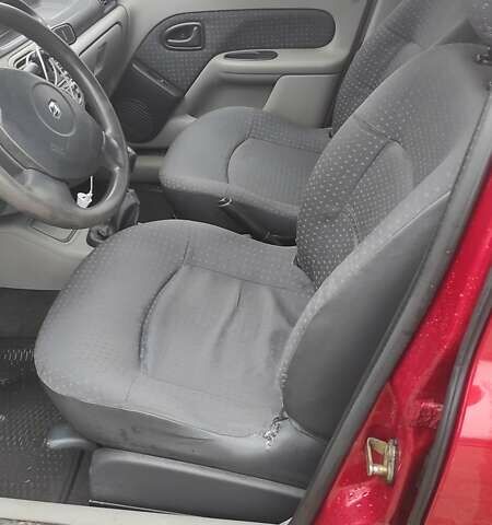 Красный Рено Clio Symbol, объемом двигателя 1.39 л и пробегом 198 тыс. км за 3399 $, фото 13 на Automoto.ua