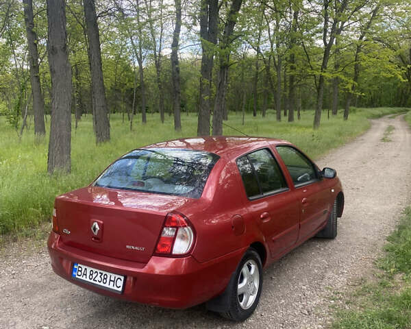 Красный Рено Clio Symbol, объемом двигателя 1.4 л и пробегом 136 тыс. км за 4800 $, фото 3 на Automoto.ua