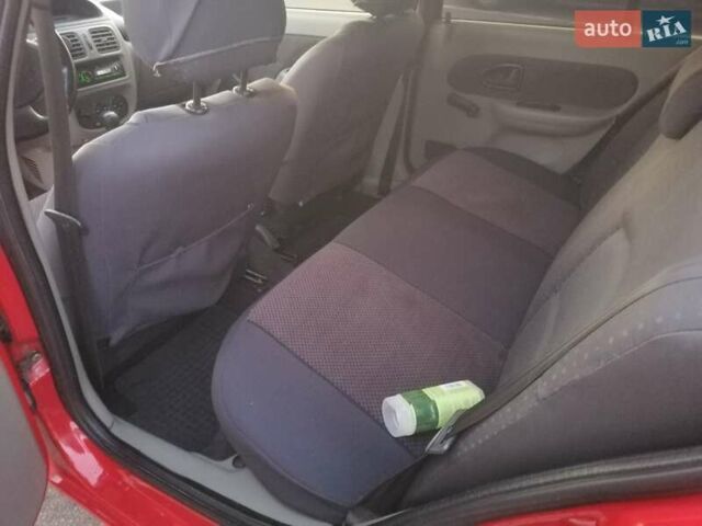 Красный Рено Clio Symbol, объемом двигателя 1.4 л и пробегом 280 тыс. км за 3200 $, фото 4 на Automoto.ua