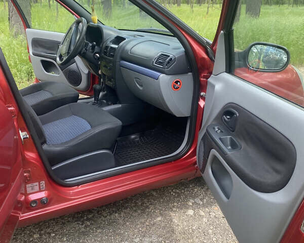 Красный Рено Clio Symbol, объемом двигателя 1.4 л и пробегом 136 тыс. км за 4800 $, фото 11 на Automoto.ua