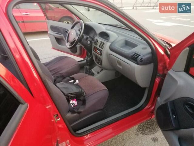 Красный Рено Clio Symbol, объемом двигателя 1.4 л и пробегом 280 тыс. км за 3200 $, фото 2 на Automoto.ua