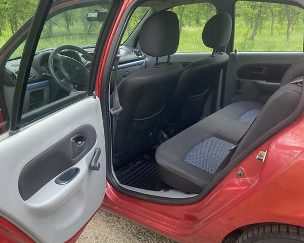 Красный Рено Clio Symbol, объемом двигателя 1.4 л и пробегом 136 тыс. км за 4800 $, фото 8 на Automoto.ua