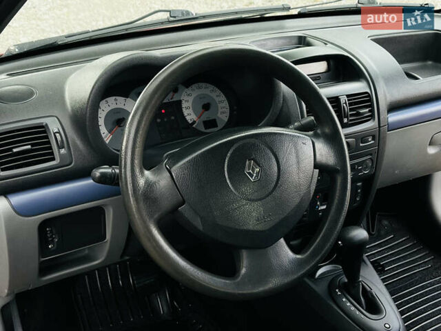 Красный Рено Clio Symbol, объемом двигателя 1.39 л и пробегом 179 тыс. км за 4700 $, фото 11 на Automoto.ua