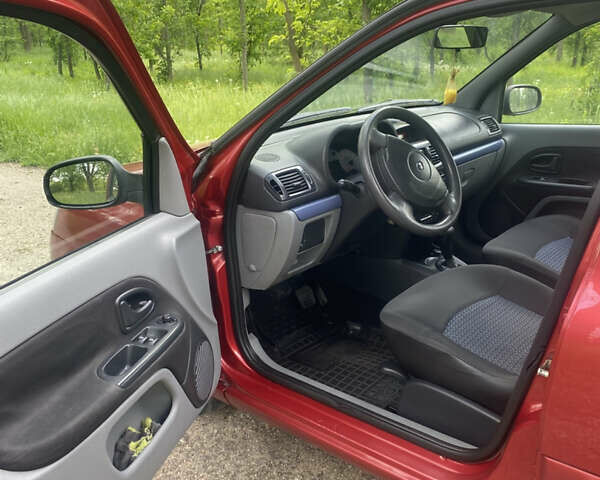 Красный Рено Clio Symbol, объемом двигателя 1.4 л и пробегом 136 тыс. км за 4800 $, фото 7 на Automoto.ua