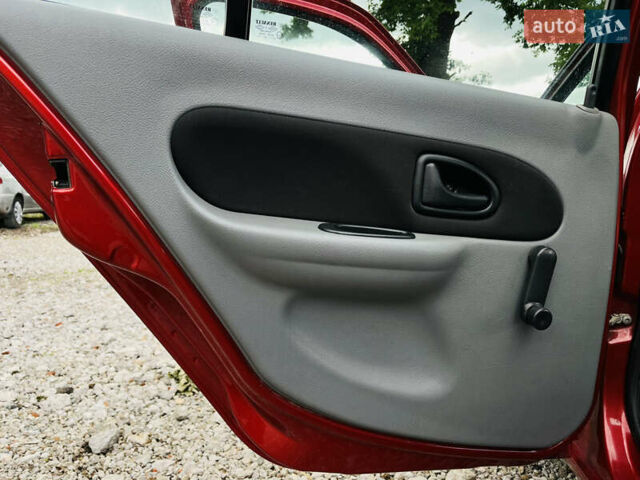 Красный Рено Clio Symbol, объемом двигателя 1.39 л и пробегом 179 тыс. км за 4700 $, фото 17 на Automoto.ua