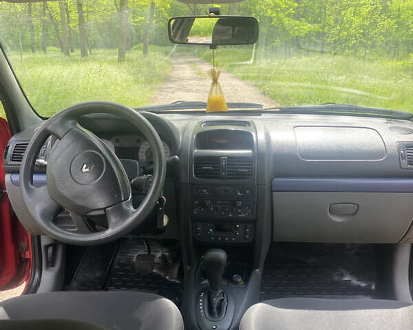 Красный Рено Clio Symbol, объемом двигателя 1.4 л и пробегом 136 тыс. км за 4800 $, фото 12 на Automoto.ua