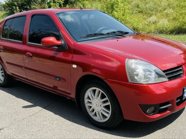 Красный Рено Clio Symbol, объемом двигателя 1.4 л и пробегом 140 тыс. км за 3850 $, фото 1 на Automoto.ua