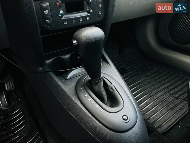 Красный Рено Clio Symbol, объемом двигателя 1.39 л и пробегом 179 тыс. км за 4700 $, фото 24 на Automoto.ua