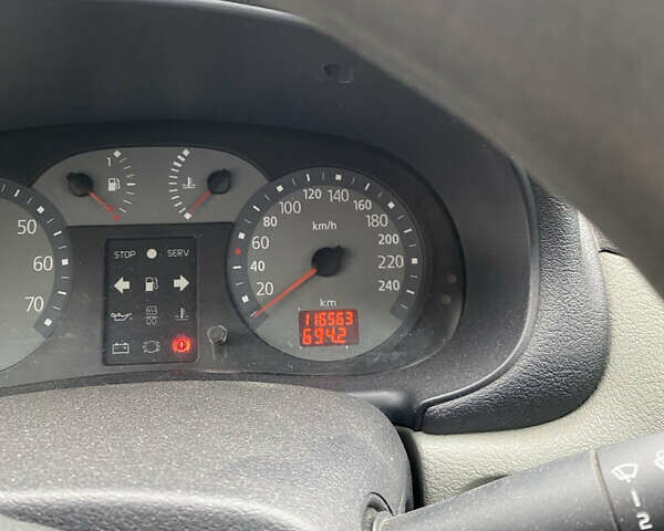 Красный Рено Clio Symbol, объемом двигателя 1.39 л и пробегом 116 тыс. км за 3500 $, фото 7 на Automoto.ua