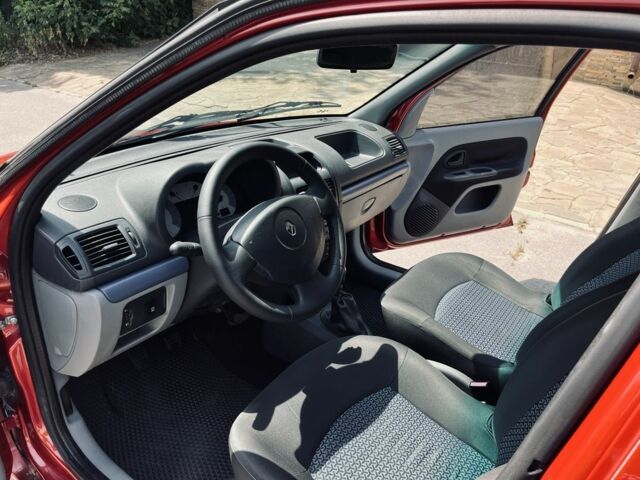 Красный Рено Clio Symbol, объемом двигателя 1.4 л и пробегом 140 тыс. км за 3850 $, фото 4 на Automoto.ua