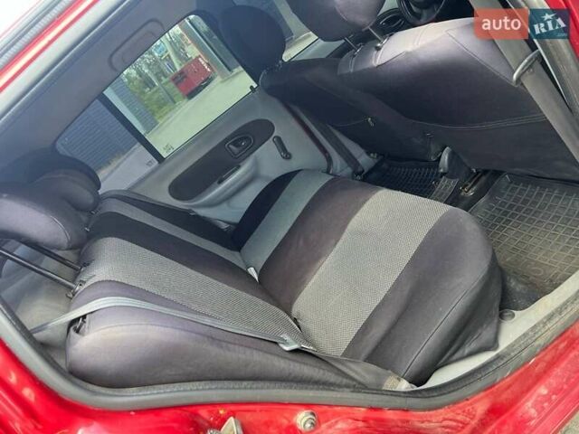 Красный Рено Clio Symbol, объемом двигателя 1.4 л и пробегом 275 тыс. км за 3400 $, фото 2 на Automoto.ua