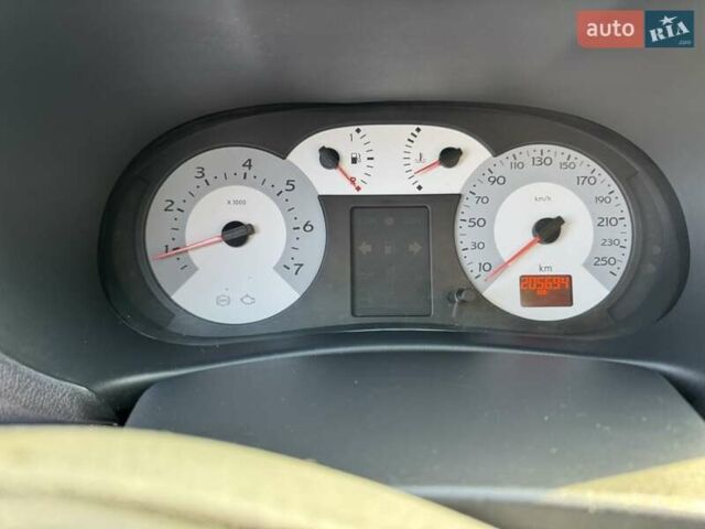 Червоний Рено Clio Symbol, об'ємом двигуна 1.39 л та пробігом 205 тис. км за 2999 $, фото 6 на Automoto.ua