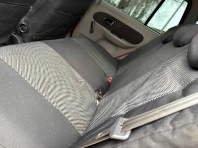 Красный Рено Clio Symbol, объемом двигателя 0 л и пробегом 180 тыс. км за 3650 $, фото 16 на Automoto.ua