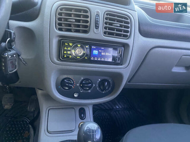 Рено Clio Symbol, объемом двигателя 1.4 л и пробегом 280 тыс. км за 2599 $, фото 14 на Automoto.ua