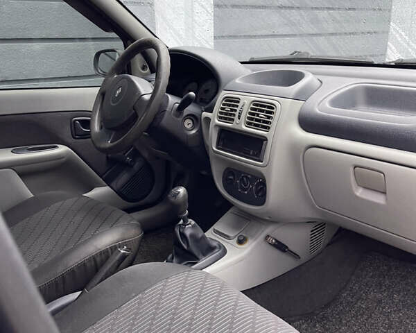Рено Clio Symbol, объемом двигателя 0 л и пробегом 200 тыс. км за 3200 $, фото 5 на Automoto.ua