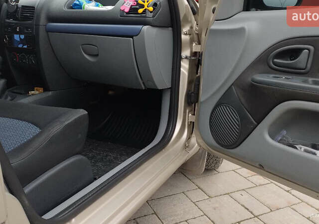 Рено Clio Symbol, объемом двигателя 0 л и пробегом 211 тыс. км за 2700 $, фото 6 на Automoto.ua