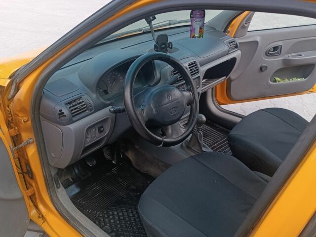 Желтый Рено Clio Symbol, объемом двигателя 0 л и пробегом 400 тыс. км за 2299 $, фото 7 на Automoto.ua