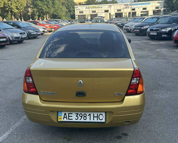 Желтый Рено Clio Symbol, объемом двигателя 1.4 л и пробегом 152 тыс. км за 3100 $, фото 4 на Automoto.ua