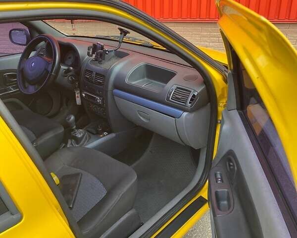 Желтый Рено Clio Symbol, объемом двигателя 1.39 л и пробегом 290 тыс. км за 3000 $, фото 15 на Automoto.ua