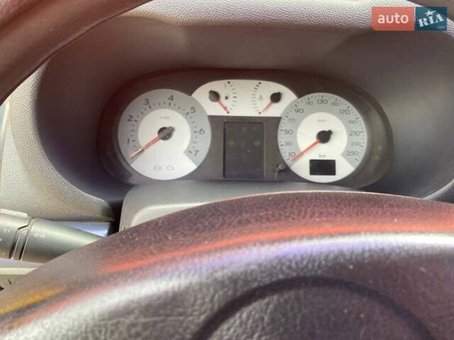 Желтый Рено Clio Symbol, объемом двигателя 1.39 л и пробегом 290 тыс. км за 3000 $, фото 9 на Automoto.ua