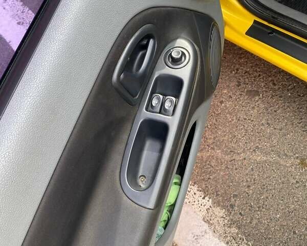 Желтый Рено Clio Symbol, объемом двигателя 1.39 л и пробегом 290 тыс. км за 3000 $, фото 5 на Automoto.ua