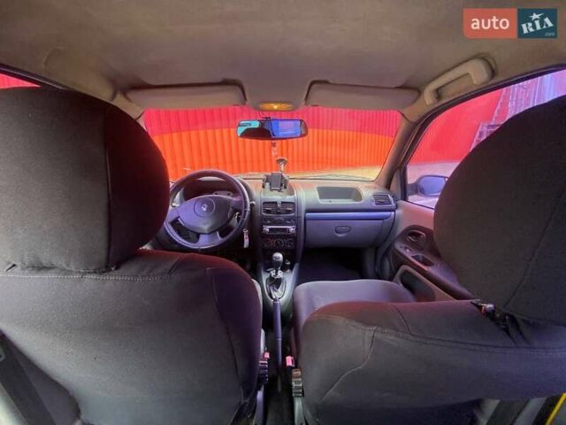 Желтый Рено Clio Symbol, объемом двигателя 1.39 л и пробегом 290 тыс. км за 3000 $, фото 10 на Automoto.ua