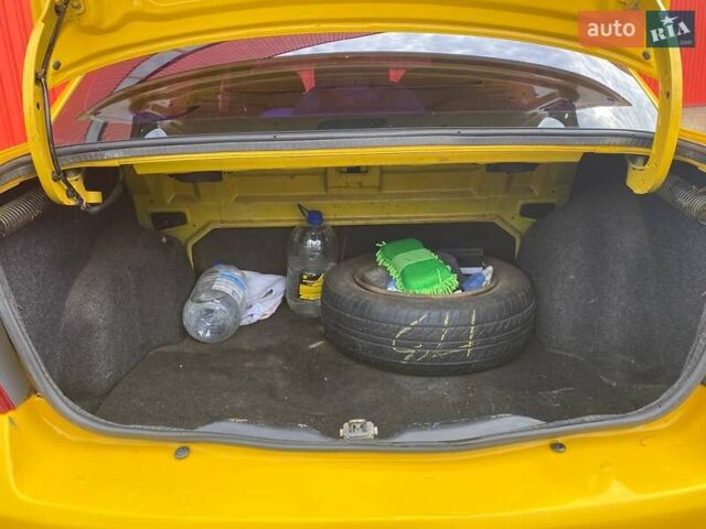 Желтый Рено Clio Symbol, объемом двигателя 1.39 л и пробегом 290 тыс. км за 3000 $, фото 13 на Automoto.ua