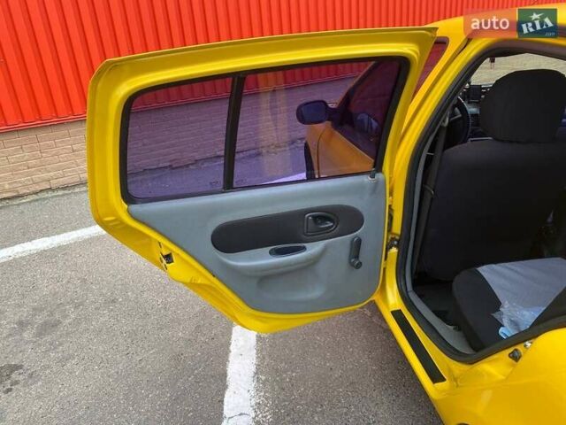 Желтый Рено Clio Symbol, объемом двигателя 1.39 л и пробегом 290 тыс. км за 3000 $, фото 6 на Automoto.ua