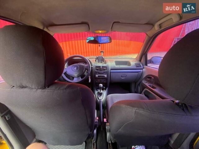 Желтый Рено Clio Symbol, объемом двигателя 1.39 л и пробегом 290 тыс. км за 3000 $, фото 12 на Automoto.ua