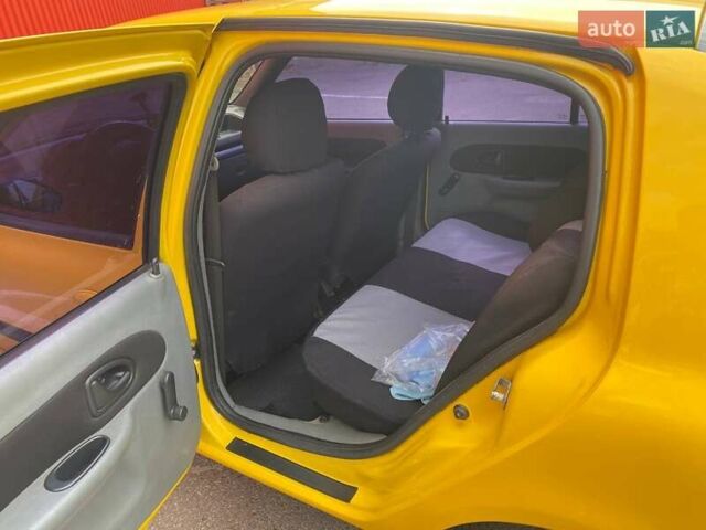 Желтый Рено Clio Symbol, объемом двигателя 1.39 л и пробегом 290 тыс. км за 3000 $, фото 3 на Automoto.ua