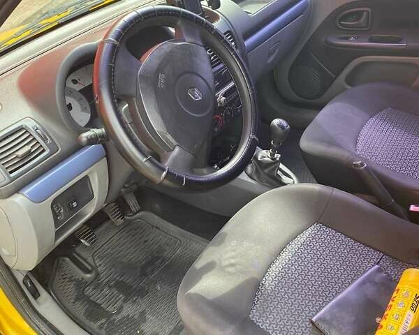 Желтый Рено Clio Symbol, объемом двигателя 1.39 л и пробегом 290 тыс. км за 3000 $, фото 7 на Automoto.ua