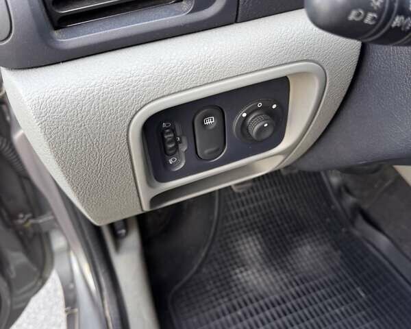 Серый Рено Clio Symbol, объемом двигателя 1.4 л и пробегом 121 тыс. км за 5000 $, фото 40 на Automoto.ua