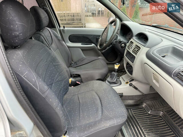 Серый Рено Clio Symbol, объемом двигателя 1.39 л и пробегом 250 тыс. км за 1699 $, фото 5 на Automoto.ua