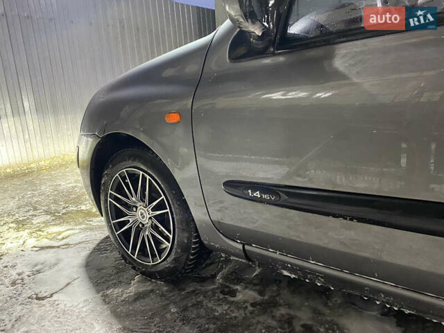 Сірий Рено Clio Symbol, об'ємом двигуна 1.4 л та пробігом 260 тис. км за 2000 $, фото 4 на Automoto.ua