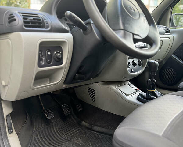 Сірий Рено Clio Symbol, об'ємом двигуна 1.4 л та пробігом 276 тис. км за 2700 $, фото 11 на Automoto.ua
