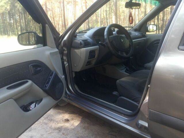 Серый Рено Clio Symbol, объемом двигателя 1.4 л и пробегом 350 тыс. км за 3300 $, фото 5 на Automoto.ua