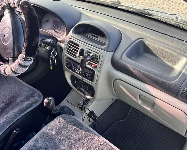 Серый Рено Clio Symbol, объемом двигателя 1.4 л и пробегом 230 тыс. км за 3200 $, фото 5 на Automoto.ua