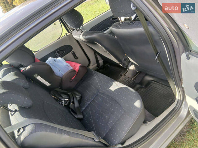 Рено Clio Symbol 2004 в Житомире на Automoto.ua Серый Рено Clio Symbol, объемом двигателя 0 л и пробегом 105 тыс. км за 3300 $, фото 5 на Automoto.ua