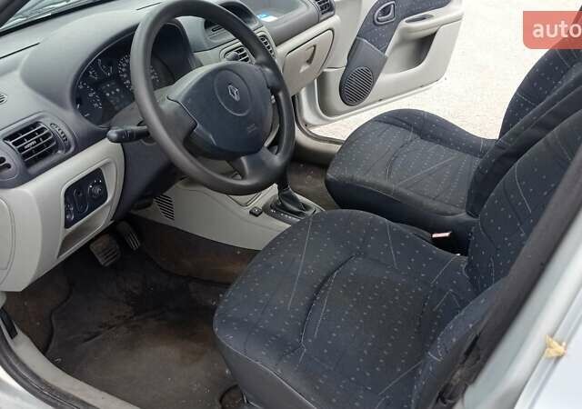 Серый Рено Clio Symbol, объемом двигателя 1.4 л и пробегом 215 тыс. км за 3600 $, фото 7 на Automoto.ua