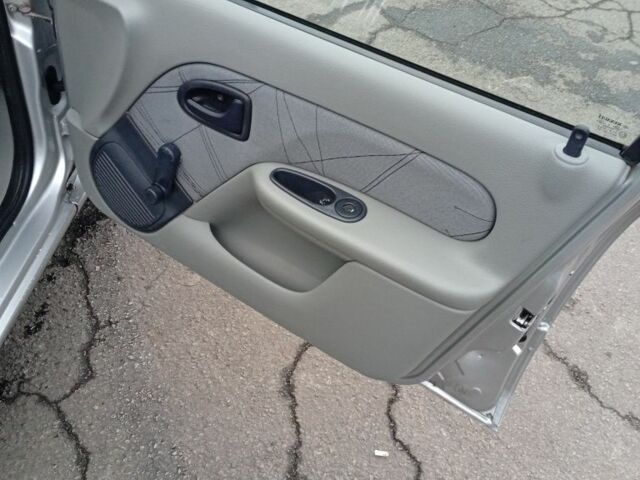 Серый Рено Clio Symbol, объемом двигателя 1.4 л и пробегом 220 тыс. км за 3700 $, фото 6 на Automoto.ua