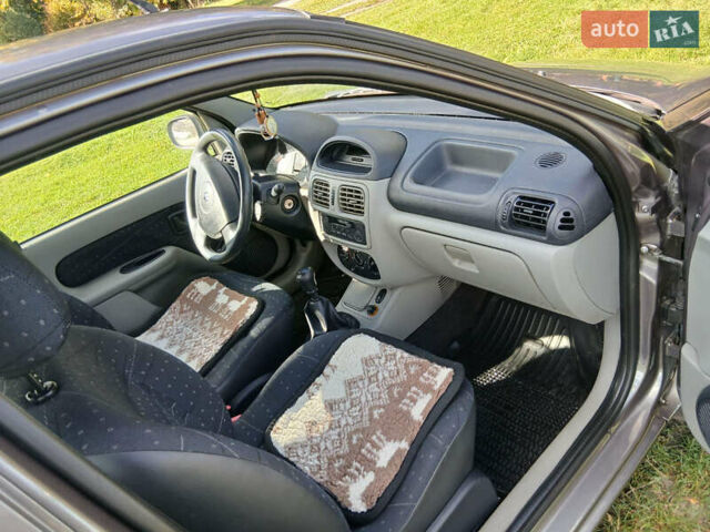 Рено Clio Symbol 2004 в Житомире на Automoto.ua Серый Рено Clio Symbol, объемом двигателя 0 л и пробегом 105 тыс. км за 3300 $, фото 4 на Automoto.ua