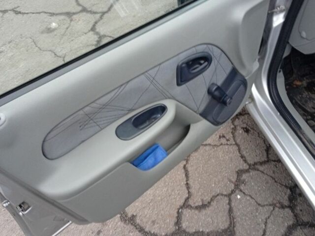 Серый Рено Clio Symbol, объемом двигателя 1.4 л и пробегом 220 тыс. км за 3700 $, фото 7 на Automoto.ua