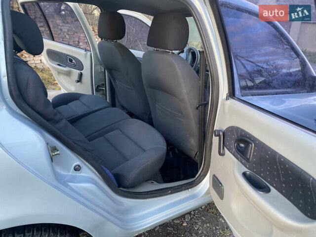 Серый Рено Clio Symbol, объемом двигателя 1.39 л и пробегом 280 тыс. км за 2550 $, фото 11 на Automoto.ua