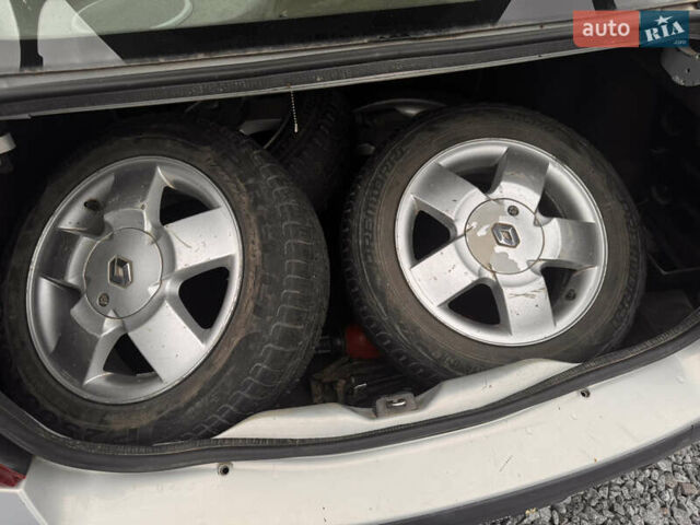 Серый Рено Clio Symbol, объемом двигателя 1.4 л и пробегом 150 тыс. км за 2500 $, фото 9 на Automoto.ua