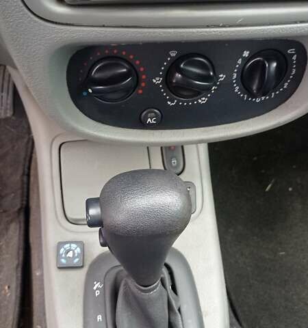 Серый Рено Clio Symbol, объемом двигателя 1.4 л и пробегом 215 тыс. км за 3600 $, фото 15 на Automoto.ua
