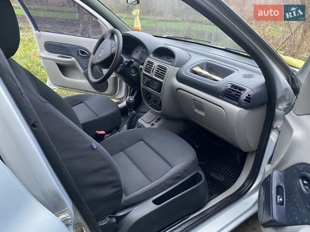 Серый Рено Clio Symbol, объемом двигателя 1.39 л и пробегом 280 тыс. км за 2650 $, фото 10 на Automoto.ua